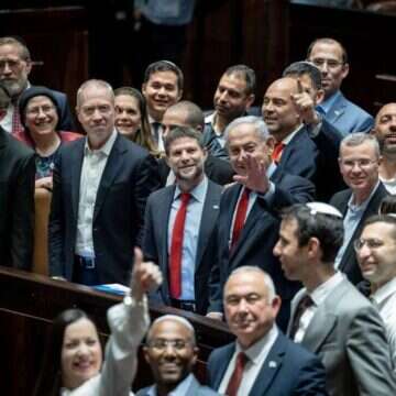 חברי הקואליציה חוגגים את העברת התקציב. | יונתן זינדל, פלאש 90