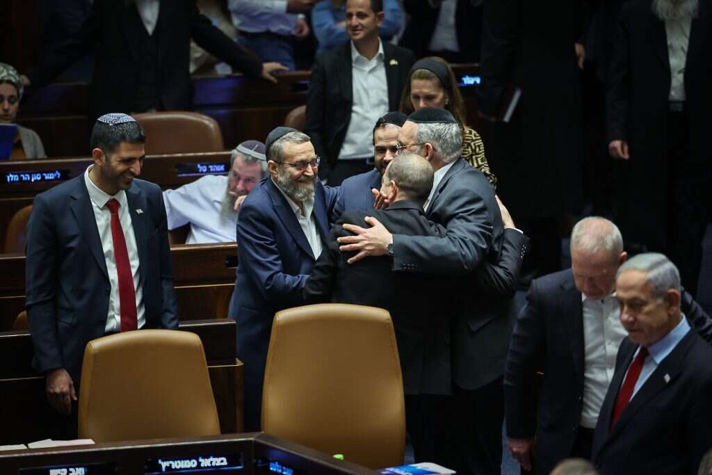 חוגגים את העברת התקציב. | יונתן זינדל פלאש 90