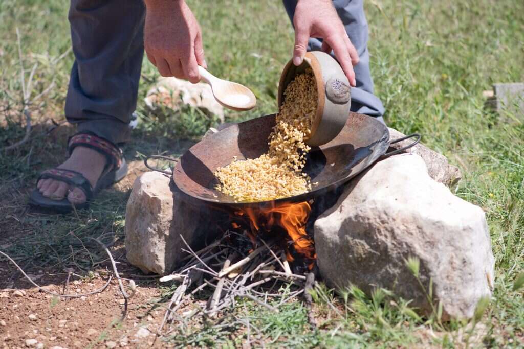 קלי קלות: קלי בשלושה שלבים: הגרעינים, הקלייה, הצביטה. | שריה דיאמנט