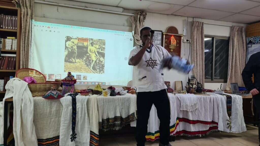 לפקוח את העיניים. ערב עדות. | אבינעם אלמגור לפקוח את העיניים. ערב עדות. | אבינעם אלמגור