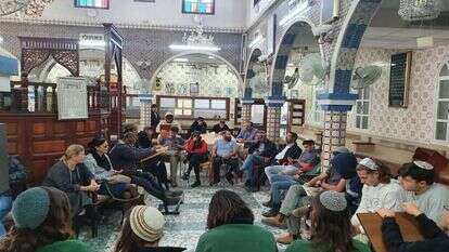 לשמוע על היהדות מהעולים עצמם. תלמידים בבית הכנסת אלגריבה באופקים. | אבינעם אלמגור לשמוע על היהדות מהעולים עצמם. תלמידים בבית הכנסת אלגריבה באופקים. | אבינעם אלמגור