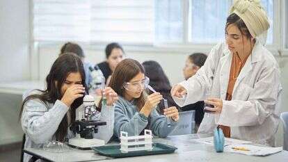 תלמידות במעבדה אולפנת אמית בארי שדרות. | טרלן בן אבי