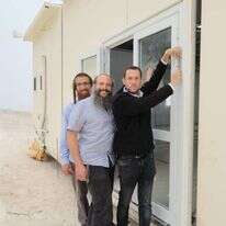 קובעים מזוזה בישיבה בחומש, הבוקר. | ישיבת חומש