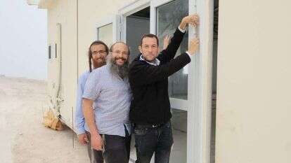 קובעים מזוזה בישיבה בחומש, הבוקר. | ישיבת חומש