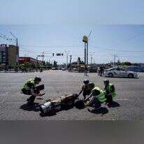 שוטרים אוקראינים ליד אחד הטילים שנורה על קייב, היום. | Evgeniy Maloletka, AP