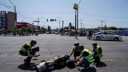 שוטרים אוקראינים ליד אחד הטילים שנורה על קייב, היום. | Evgeniy Maloletka, AP