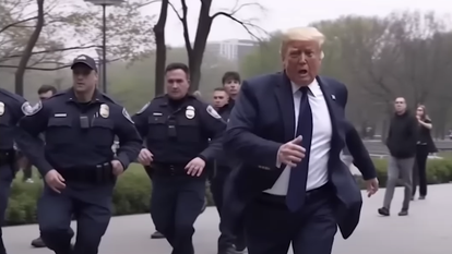 תמונה מזויפת של טראמפ בורח משוטרים