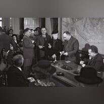 טקס חלוקת תעודות הזהות הראשונות של מדינת ישראל לתושבי תל־אביב בלשכת ראש העירייה, 1949. | דוד אלדן, לע"מ