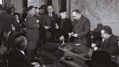 טקס חלוקת תעודות הזהות הראשונות של מדינת ישראל לתושבי תל־אביב בלשכת ראש העירייה, 1949. | דוד אלדן, לע"מ טקס חלוקת תעודות הזהות הראשונות של מדינת ישראל לתושבי תל־אביב בלשכת ראש העירייה, 1949. | דוד אלדן, לע"מ