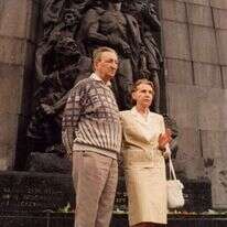 "אף אחד מהם לא נראה ככה אף פעם". מארק אדלמן ולוחמת המחתרת ולדקה מיד, ליד מצבת הזיכרון למורדי גטו ורשה. | באדיבות ארכיון מוזיאון בית לוחמי הגטאות