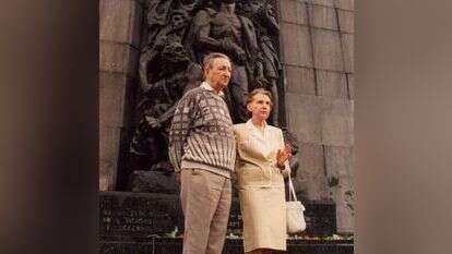 "אף אחד מהם לא נראה ככה אף פעם". מארק אדלמן ולוחמת המחתרת ולדקה מיד, ליד מצבת הזיכרון למורדי גטו ורשה. | באדיבות ארכיון מוזיאון בית לוחמי הגטאות