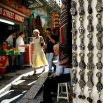 קמעות בעיר העתיקה בירושלים. למצולמים אין קשר לכתבה. | נתי שוחט, פלאש 90