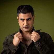 אמיר שורוש. | אריק סולטן, איפור ושיער: אורלי רונן. סטיילינג: בן חן יצחק פור