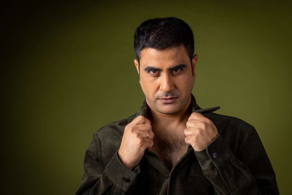 אמיר שורוש. | אריק סולטן, איפור ושיער: אורלי רונן. סטיילינג: בן חן יצחק פור