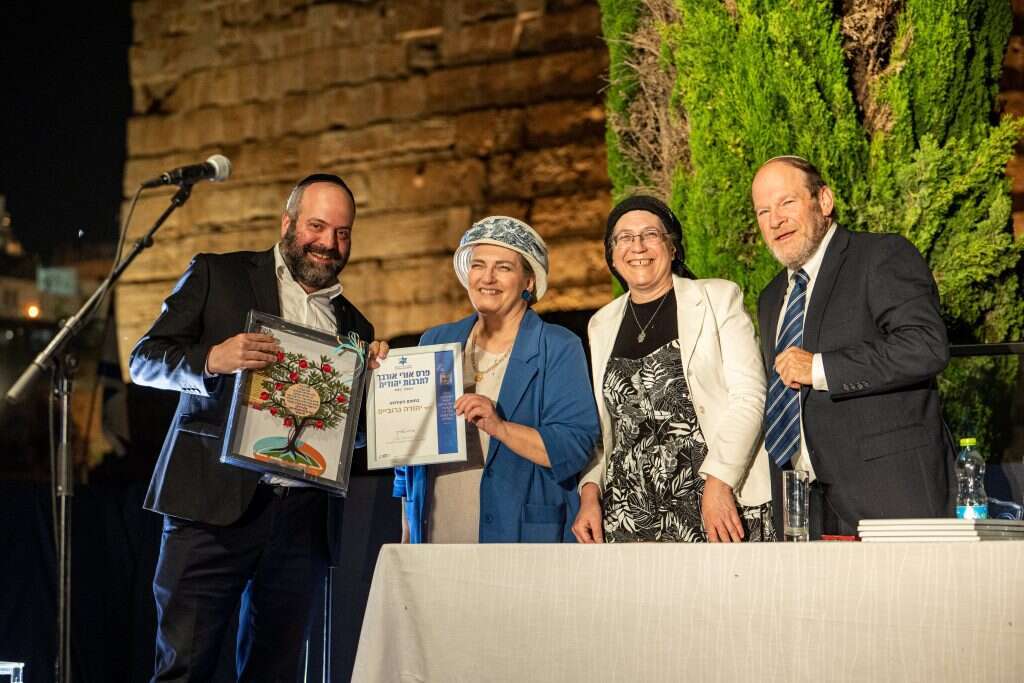 גרובייס מקבל את פרס אורי אורבך לתרבות יהודית מידי הרב איתיאל בר־לוי, השרה אורית סטרוק ומיכל אורבך. | פטריק טובול