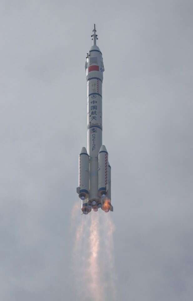 שיגור החללית הסינית, הבוקר. | EPA ALEX PLAVEVSKI