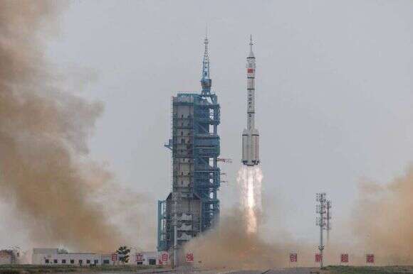 שיגור חללית סינית | EPA ALEX PLAVEVSKI