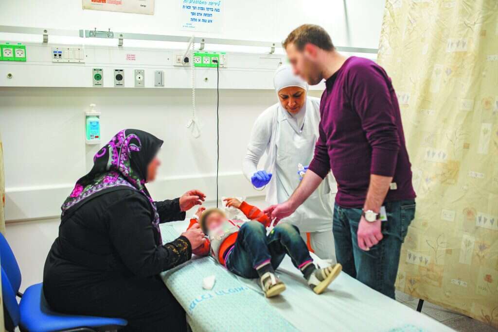 "בכל מפגש ישיר עם סורי פעלנו בנוהל של כבדהו וחשדהו, וערכנו בידוק מדוקדק". מטופלים סורים בבית החולים זיו בצפת, 2017. | אנצ'ו גוש, ג'יני