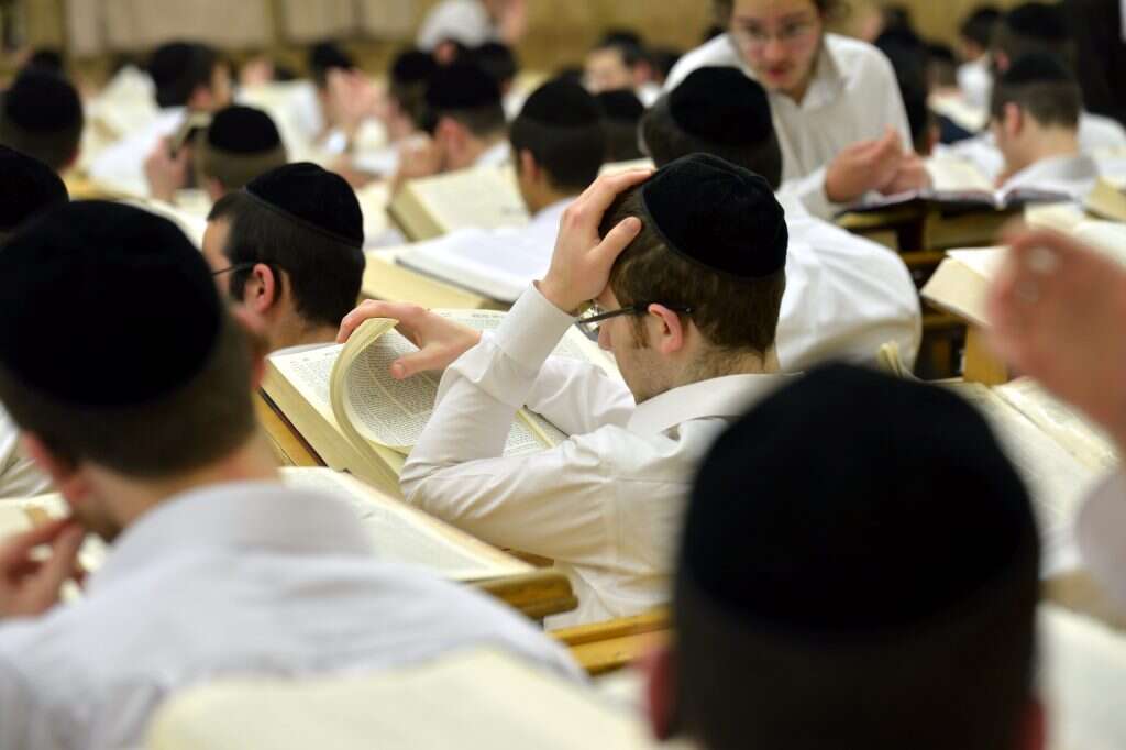 ישיבת פונוביז'. | יוסי זליגר