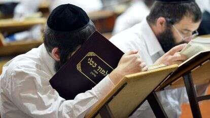 ישיבת פונוביז'. | יוסי זליגר