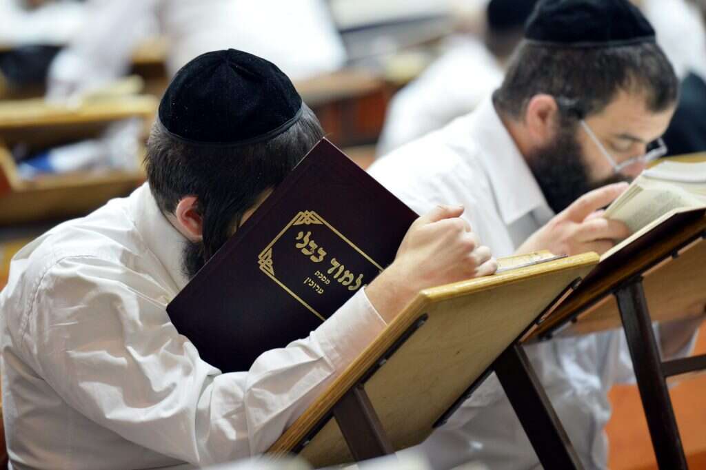 ישיבת פונוביז'. | יוסי זליגר