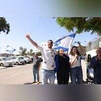 חוגגים את ההחלטה, מחוץ לכלא מעשיהו, הבוקר