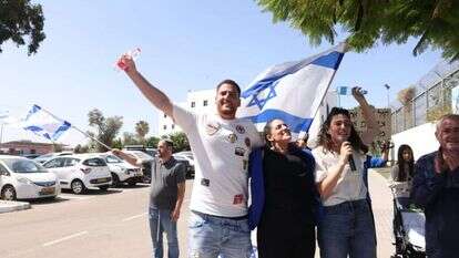 חוגגים את ההחלטה, מחוץ לכלא מעשיהו, הבוקר