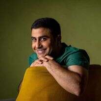 אמיר שורוש. | אריק סולטן, איפור ושיער: אורלי רונן. סטיילינג: בן חן יצחק פור