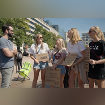 מתוך הסרט "מה היא אישה". | מסך