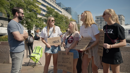 מתוך הסרט "מה היא אישה". | מסך
