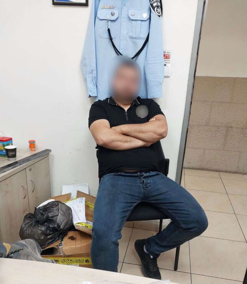 החשוד שנעצר עך ידי המשטרה. | דוברות המשטרה