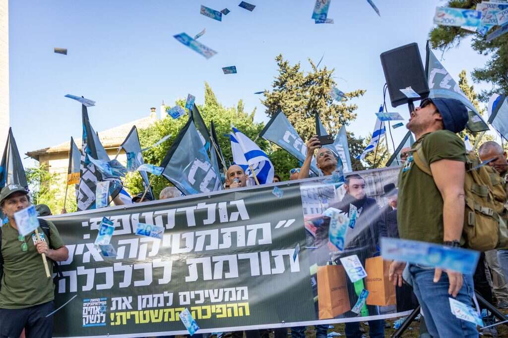 "לימודי הליבה הם חשובים, זאת דעת הרבנים וזה מה שמוביל אותנו כאן". הפגנה נגד הציבור החרדי. | יונתן זינדל, פלאש 90 "לימודי הליבה הם חשובים, זאת דעת הרבנים וזה מה שמוביל אותנו כאן". הפגנה נגד הציבור החרדי. | יונתן זינדל, פלאש 90