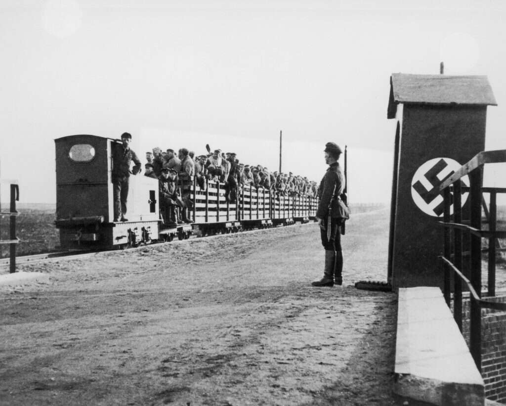 "החשיפה בפני המשפחה זה החלק הכי קשה לפושעים נאצים". חייל גרמני בשער מחנה ריכוז. | גטי אימג'ס