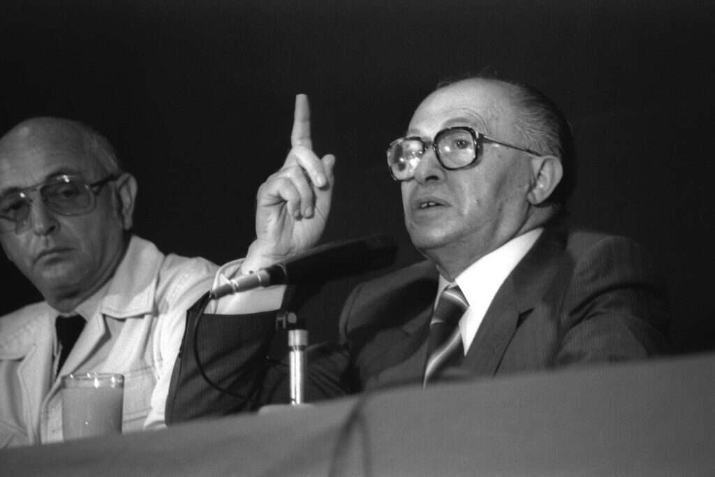 מנחם בגין בישר על ההישג. | חנניה הרמן - לע"מ