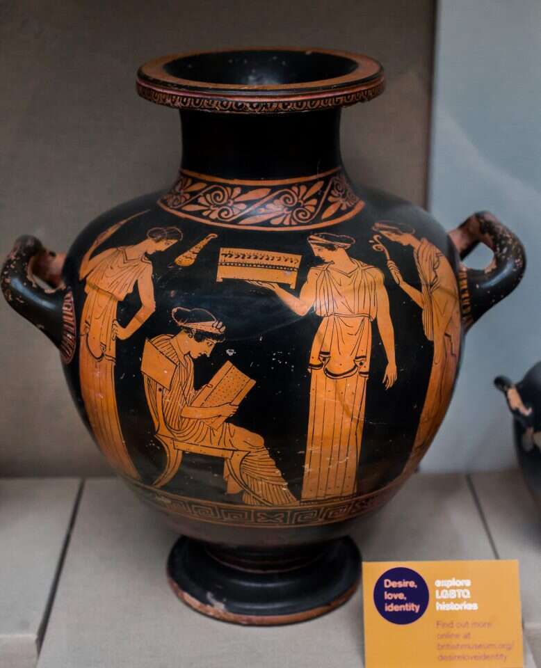 סאפפו קוראת מספרה. וחפוי ראש מול שובו של ההומו לגנס. אגרטל מאויר מהמאה החמישית לפני הספירה. המוזיאון הלאומי לארכיאולוגיה, אתונה. | מרסיאס