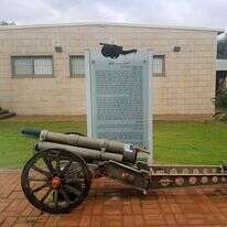 "התותח הקדוש" המוצב במחנה דיין, פו"מ, בסיס המכללות הצבאיות בגלילות. | ויקיפדיה, Zarmi.as, CC BY-SA 4.0