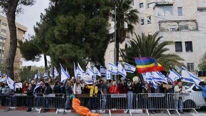 מפגינים מחוץ לביתו של ניר ברקת בירושלים, בחודש מרץ. | אריק מרמור, פלאש 90