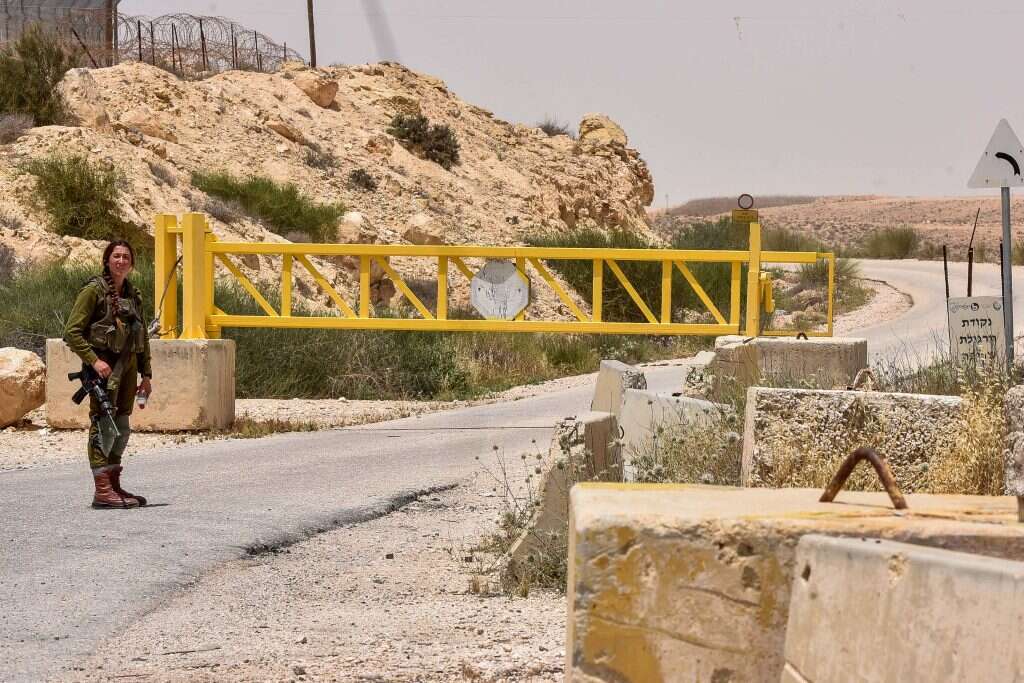 לוחמת בגבול ישראל־מצרים לאחר הפיגוע. | דודו גרינשפן, פלאש 90