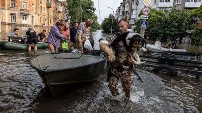 בתים הוצפו, רכוש אבד לנצח. מאמצי ההצלה בחרסון, שלשום. | היידי לוין עבור וושינגטון פוסט