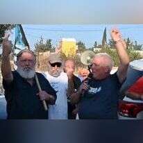 הפגנה מול ביתו של השר שיקלי מוקדם בבוקר. | מסך מתוך סרטון של אלון בנקי