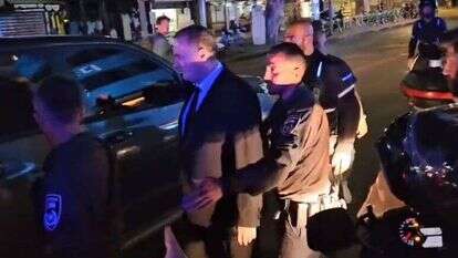 השר ישראל כץ מותקף על ידי מפגינים בת"א. | מסך מתוך טוויטר