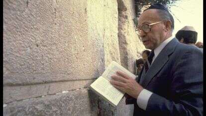 המהפך השני של יו"ר הליכוד. מנחם בגין בתפילה בכותל. | חנניה הרמן - לע"מ המהפך השני של יו"ר הליכוד. מנחם בגין בתפילה בכותל. | חנניה הרמן - לע"מ