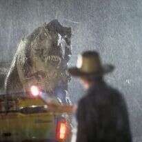 ד"ר גרנט מנסה להסיח את דעתו של הטי-רקס מהילדים. | גטי אימג'ס