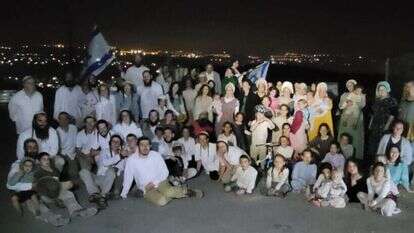 מתיישבי אביתר אחרי שבת ביישוב. | נחלה