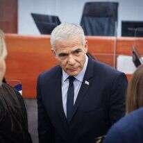 יאיר לפיד בבית המשפט לפני עדותו במשפט נתניהו. | יונתן זינדל, פלאש 90