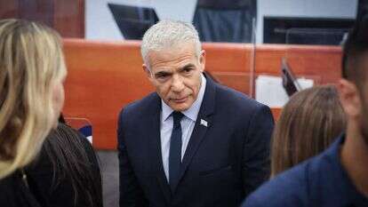 יאיר לפיד בבית המשפט לפני עדותו במשפט נתניהו. | יונתן זינדל, פלאש 90