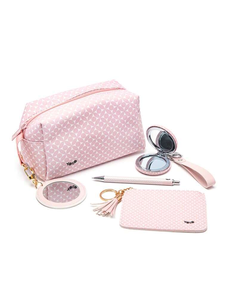 תיק איפור ורוד בשילוב מוצרי נטורל יולו תיק איפור ורוד בשילוב מוצרי נטורל יולו