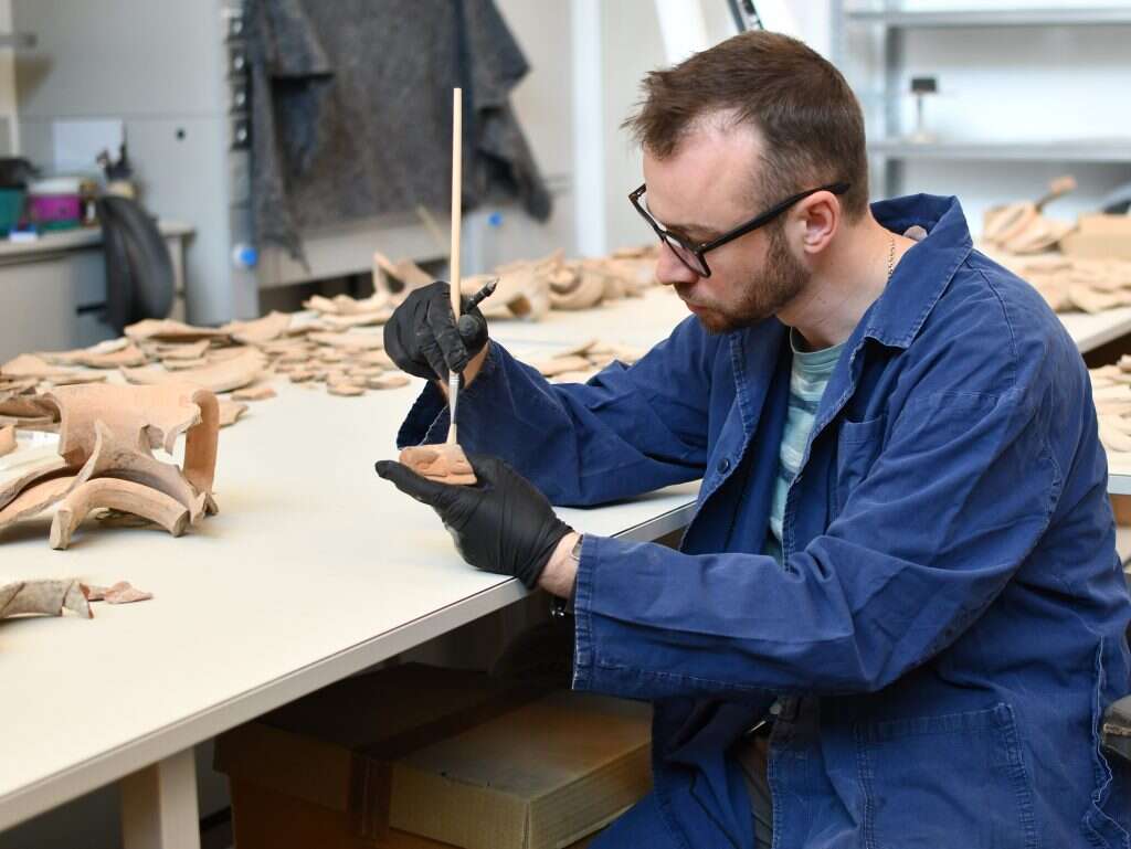 הפסלון העתיק מטופל ברשות העתיקות. | יולי שוורץ, רשות העתיקות