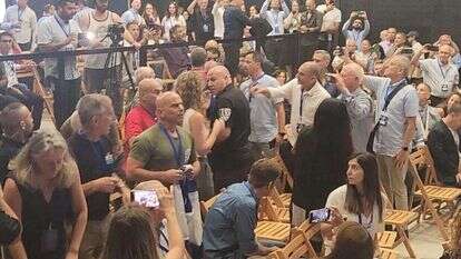 מפגינים נגד הרפורמה מפריעים לנאומו של השר ברקת בשדרות