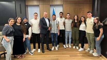 רן שי ונציגי מועצת התלמידים עם מנכל האוצר הייזלר. | מועצת תלמידים ארצית